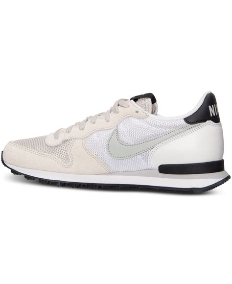 white nike casual shoes women's.